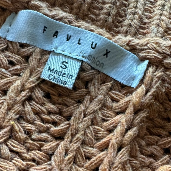 This seasons hottest color in a cable v-neck sweater!🔥Not 2thick/thin! Zoom in - Picture 9 of 9